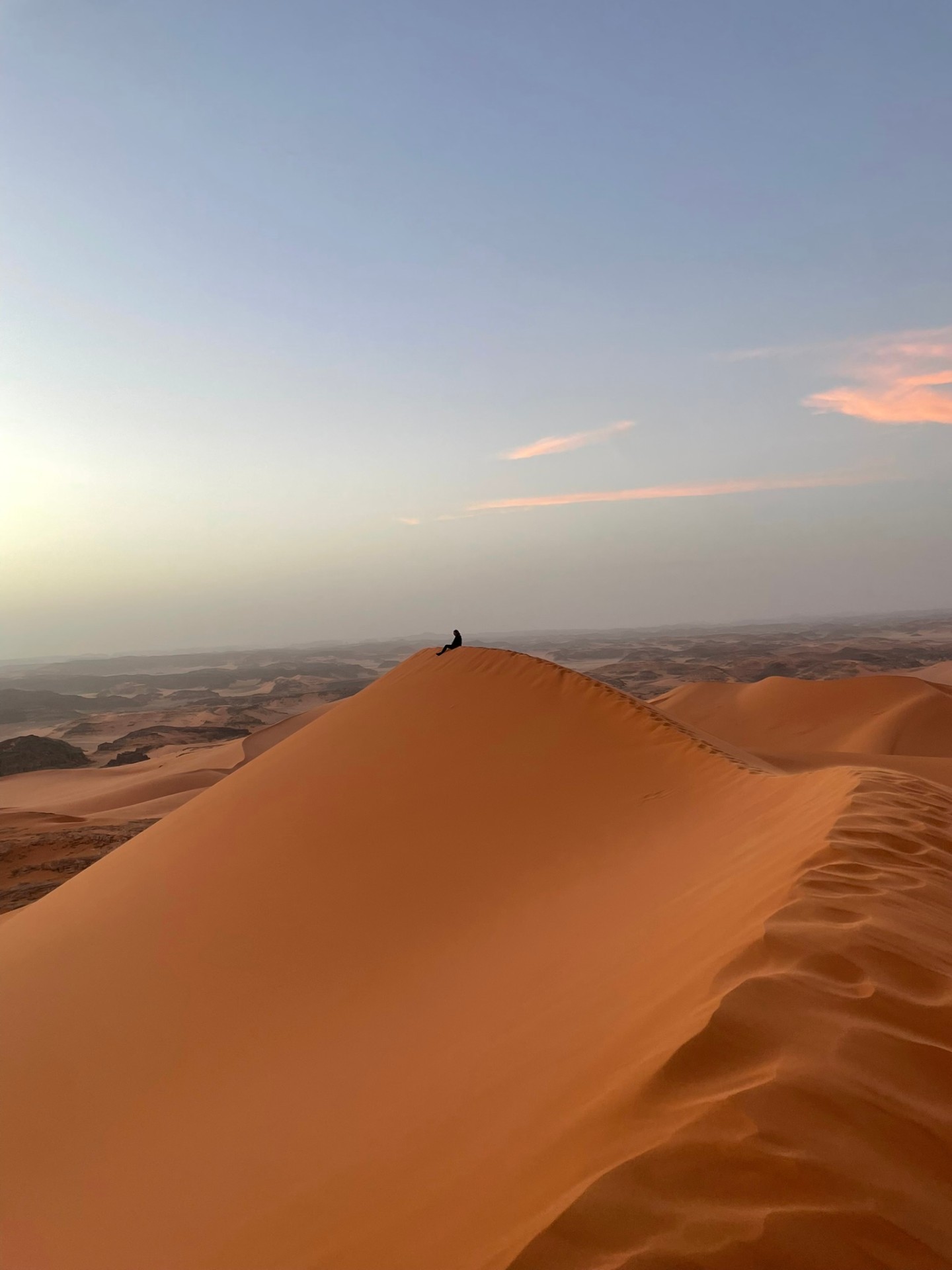 Voyageur au sommet d'une dune, coucher de soleil sur la Tadrart